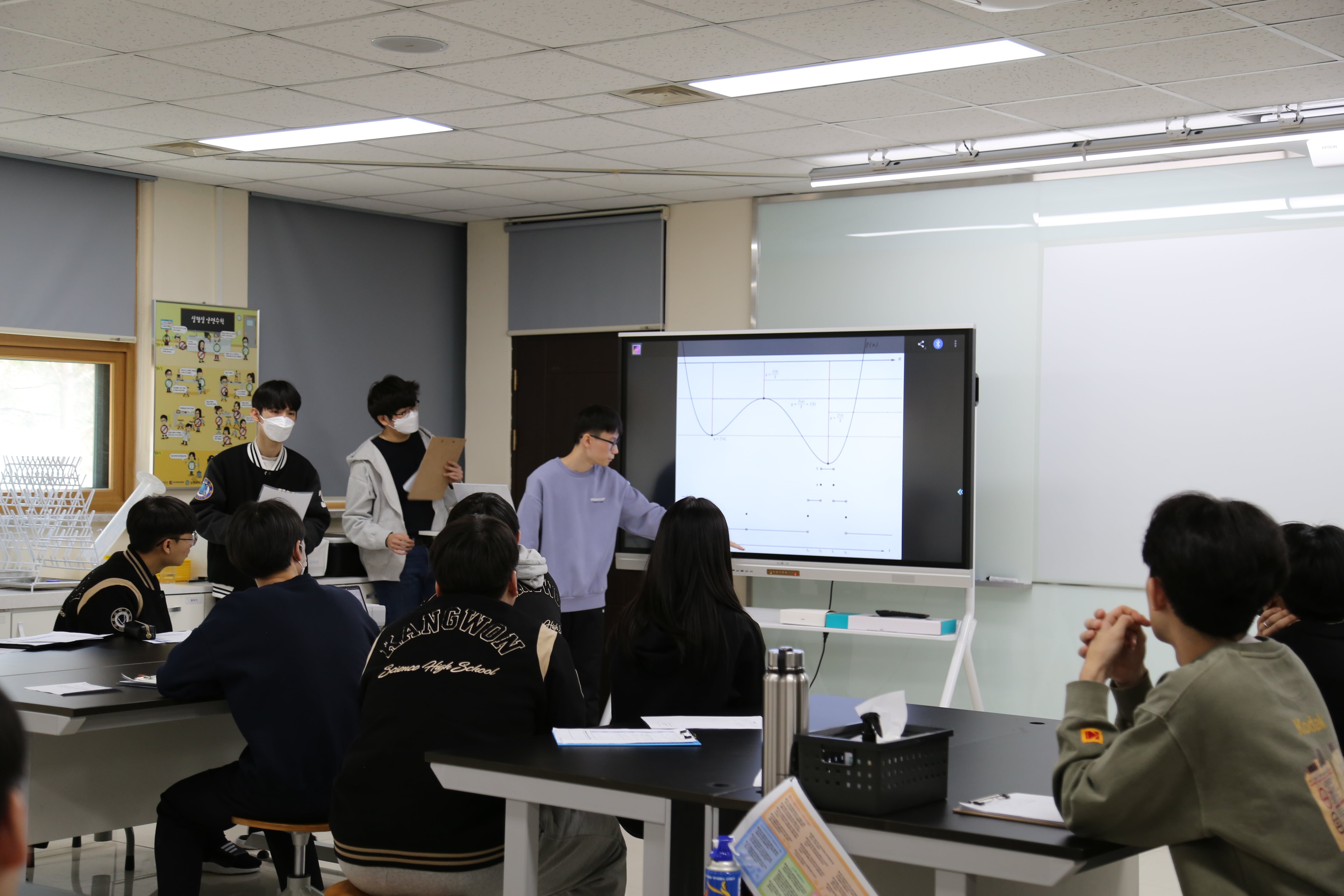 제56회 과학의 날 행사[오전] - 제30회 탐구논총 발표회 : 수학, 정보 사진